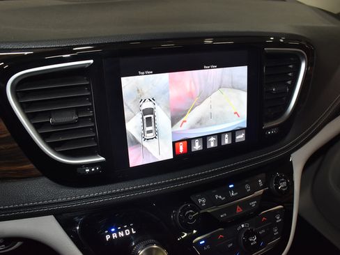 Used 2022 Chrysler Pacifica Limited AWD/4WD image 16