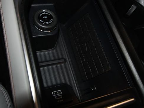 Used 2025 Ford Expedition Active image 17