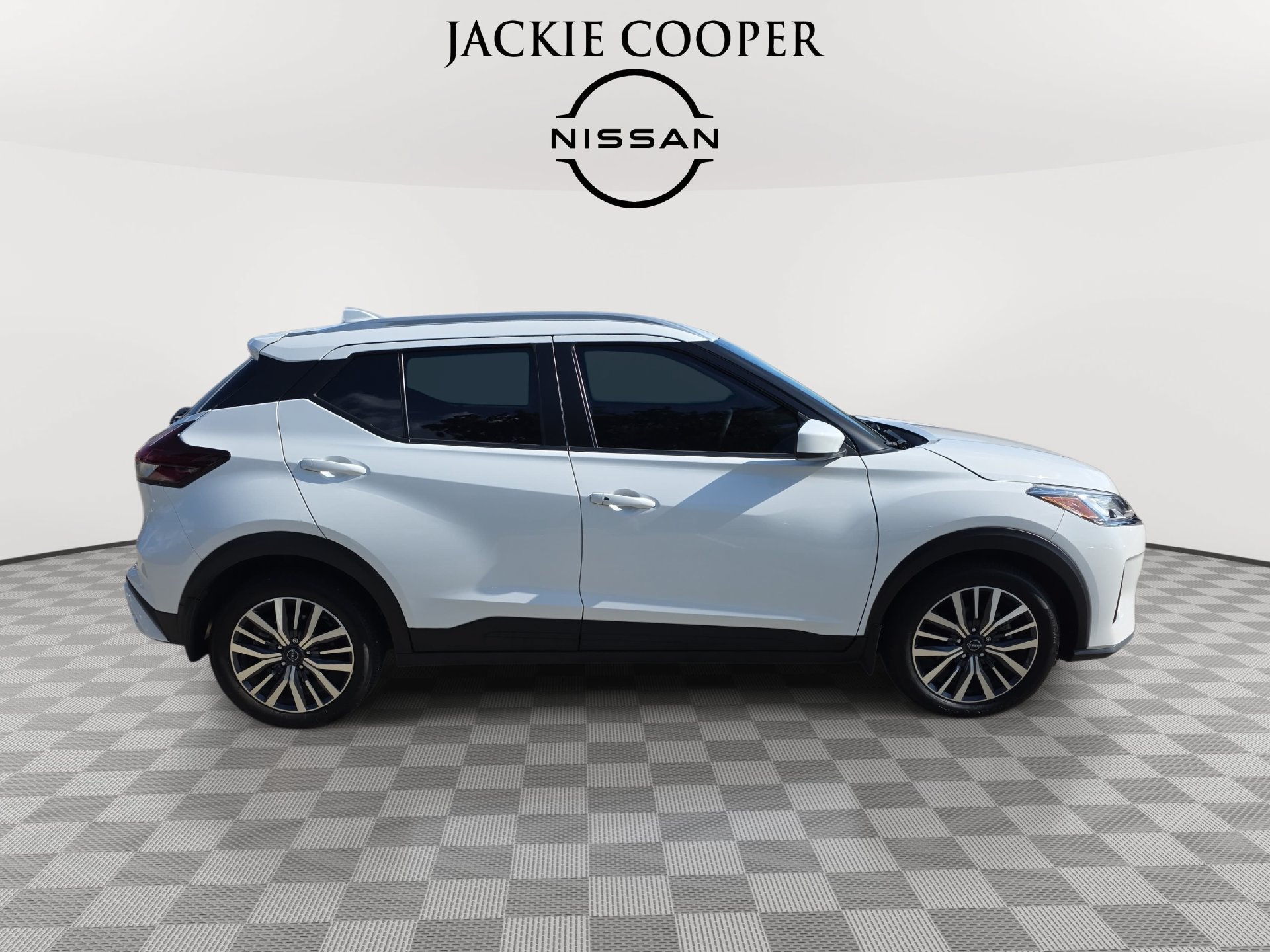 Used 2023 Nissan Kicks SV FWD image 4