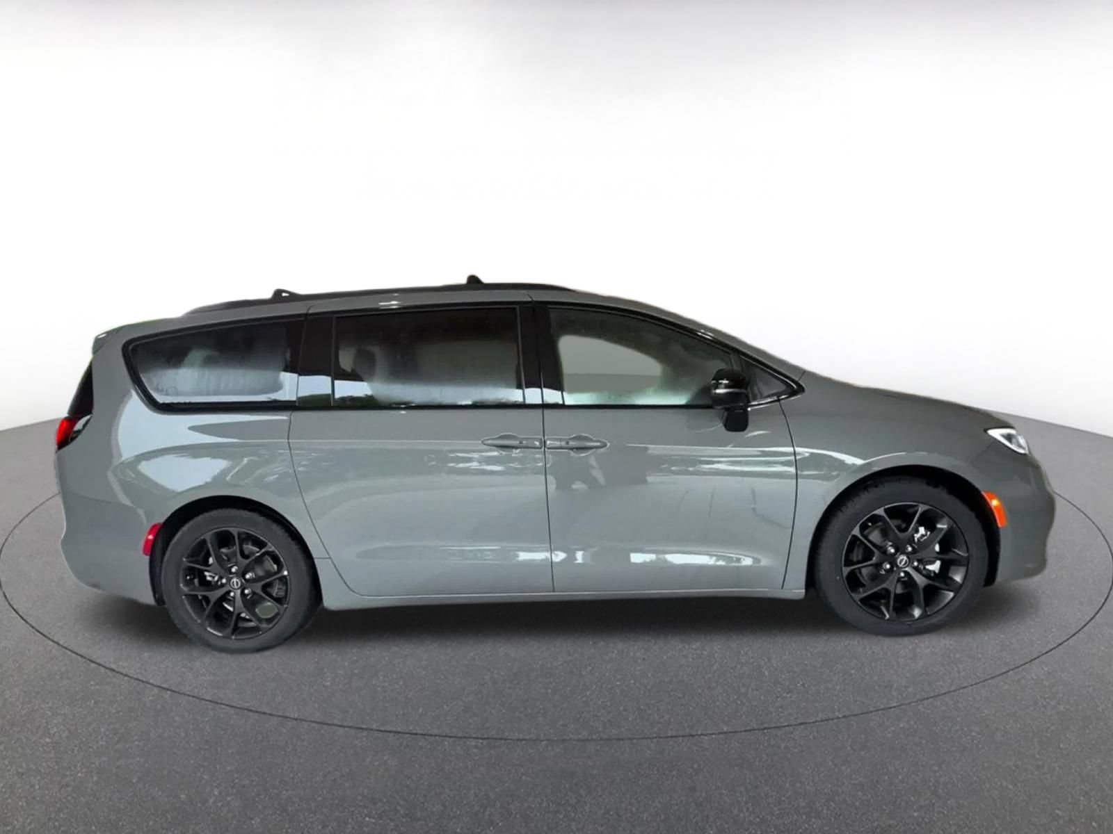 Used 2025 Chrysler Pacifica Limited FWD image 25