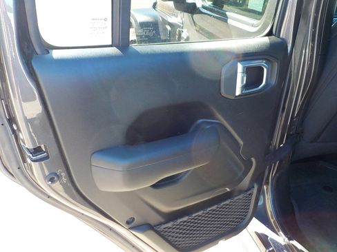 Used 2023 Jeep Wrangler Unlimited Rubicon w/ LED Lighting Group AWD/4WD image 10