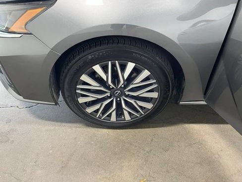 Used 2024 Nissan Altima 2.5 SV FWD image 30