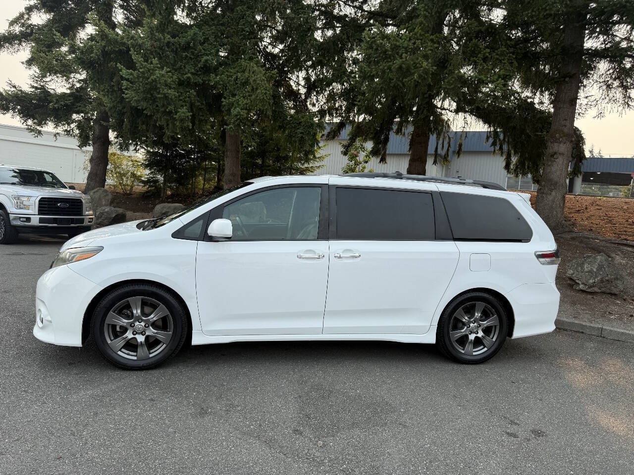 Used 2017 Toyota Sienna SE Premium FWD image 2