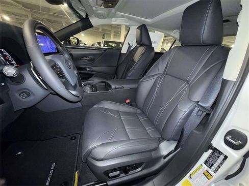 New 2025 Lexus ES 300h w/ Luxury Package image 2