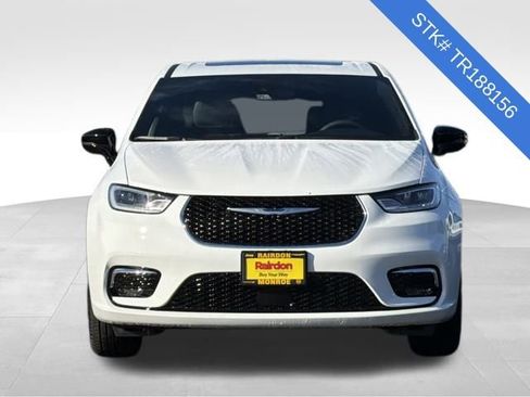 New 2026 Chrysler Pacifica Select image 2