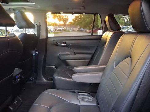 Used 2023 Toyota Highlander XLE FWD image 6