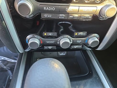 Used 2019 Nissan Pathfinder S image 28