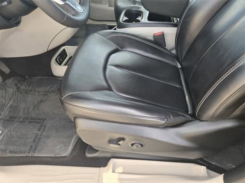 Used 2023 Chrysler Pacifica Touring-L image 17
