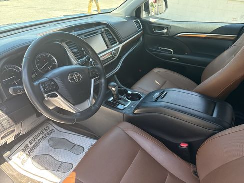Used 2019 Toyota Highlander Limited Platinum AWD/4WD image 9