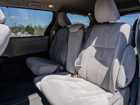 Used 2015 Toyota Sienna LE image 28