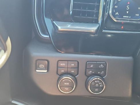 Used 2023 Chevrolet Silverado 1500 LT Trail Boss w/ LT Trail Boss Premium Package AWD/4WD image 17