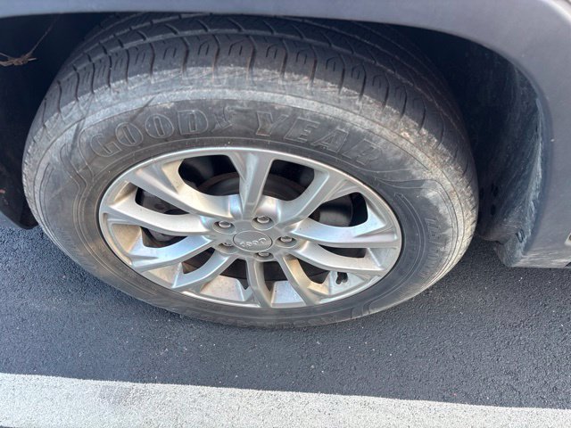 Used 2019 Jeep Cherokee Latitude w/ Cold Weather Group FWD image 4