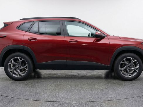 Used 2025 Chevrolet Trax LT image 11