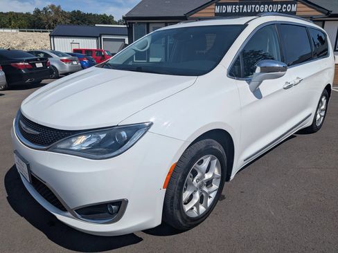 Used 2019 Chrysler Pacifica Limited FWD image 2