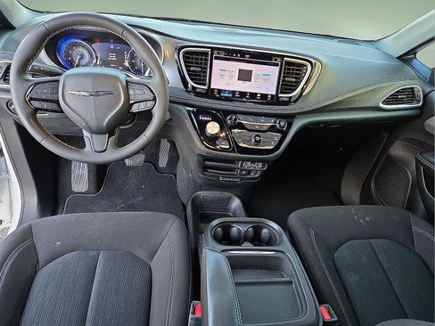 Used 2022 Chrysler Pacifica Touring image 12