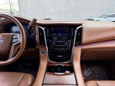 Used 2017 Cadillac Escalade ESV Platinum AWD/4WD image 18