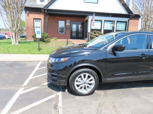 Used 2021 Nissan Rogue Sport S image 2