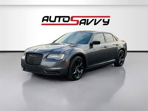 Used 2022 Chrysler 300 Touring w/ Sport Appearance Package image 3