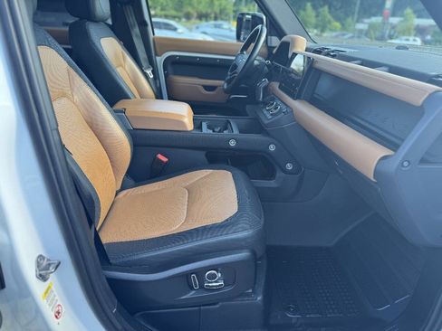 Used 2024 Land Rover Defender 130 X-Dynamic SE AWD/4WD image 22