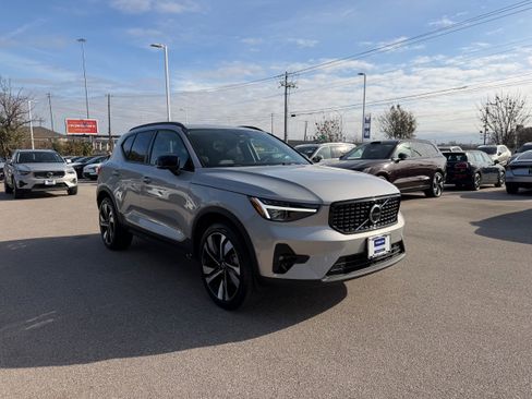 Certified 2025 Volvo XC40 B5 Plus image 7