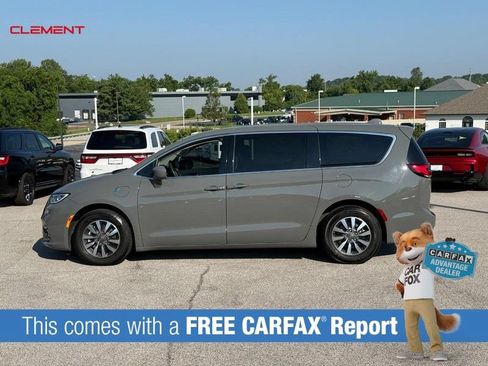 Used 2022 Chrysler Pacifica Touring-L FWD image 2