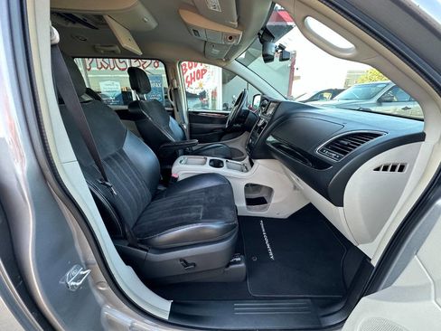 Used 2015 Chrysler Town & Country Limited image 29