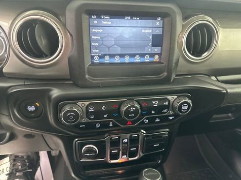 Used 2021 Jeep Gladiator Overland w/ LED Lighting Group AWD/4WD image 28