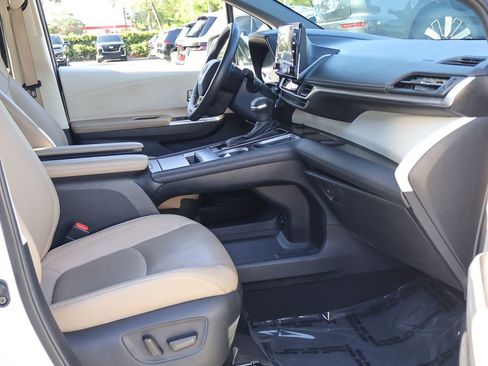 Used 2023 Toyota Sienna Limited FWD image 30