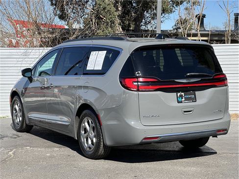 Used 2023 Chrysler Pacifica Limited image 3