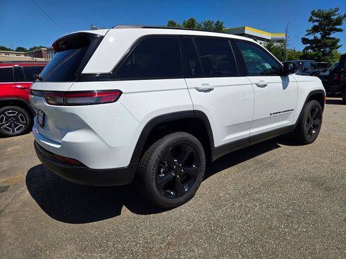 Used 2025 Jeep Grand Cherokee Altitude AWD/4WD image 7
