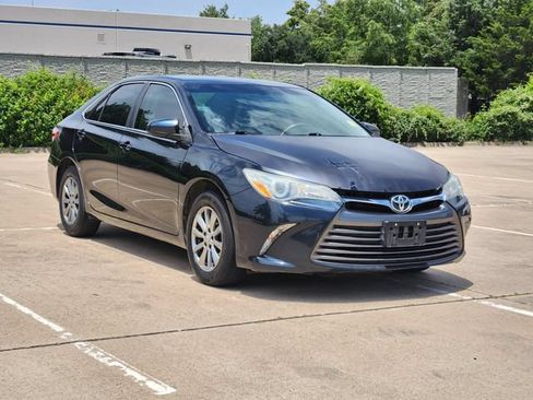 Used 2015 Toyota Camry LE FWD image 3