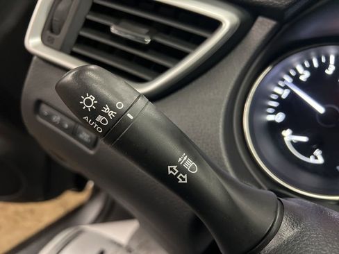 Used 2016 Nissan Rogue SV AWD/4WD image 44