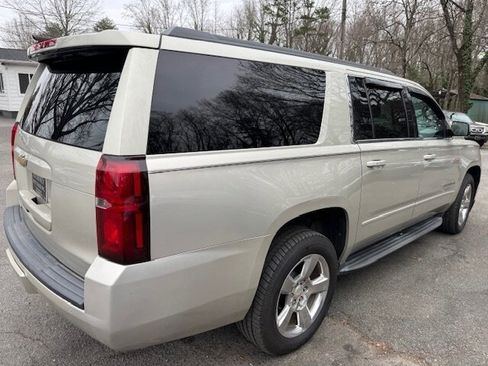 Used 2016 Chevrolet Suburban LT image 5