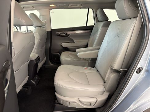 Used 2024 Toyota Highlander FWD image 25