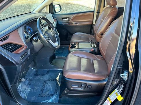 Used 2017 Toyota Sienna Limited Premium image 5