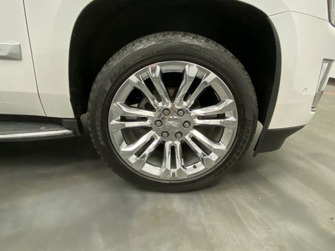Used 2017 Cadillac Escalade Luxury w/ LPO, Radiant Package AWD/4WD image 16
