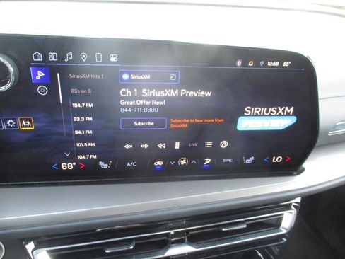 Used 2025 Chevrolet Traverse LT image 16