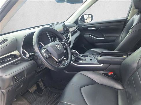 Used 2022 Toyota Highlander XLE AWD/4WD image 9