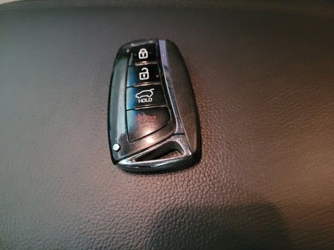 Used 2017 Hyundai Santa Fe Limited image 32