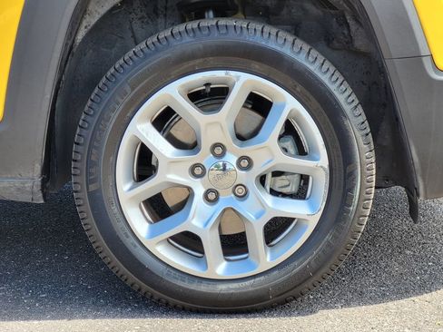 Used 2017 Jeep Renegade Latitude w/ Cold Weather Group AWD/4WD image 30