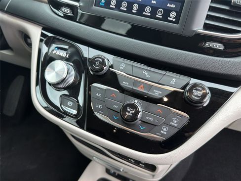 Used 2019 Chrysler Pacifica Touring-L FWD image 18