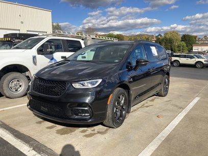 Used 2022 Chrysler Pacifica Limited w/ Uconnect Theater Family Group