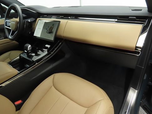 Used 2025 Land Rover Range Rover Sport SE image 17