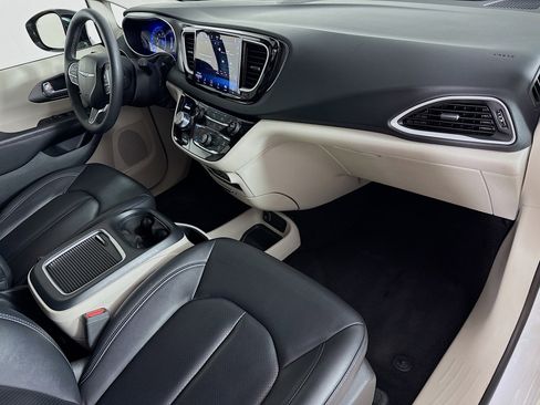Used 2024 Chrysler Pacifica Touring-L image 36