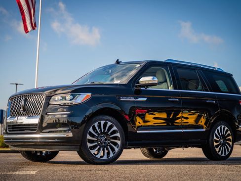 Used 2022 Lincoln Navigator Black Label image 2