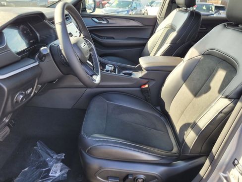 New 2025 Jeep Grand Cherokee Altitude image 11