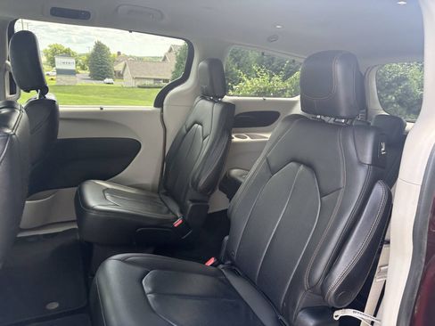 Used 2018 Chrysler Pacifica Touring-L FWD image 29