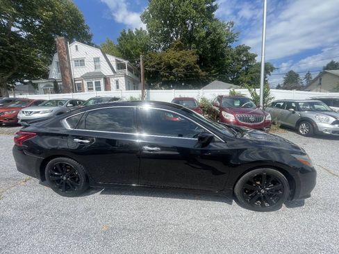 Used 2017 Nissan Altima 2.5 SR w/ Midnight Edition Package FWD image 4