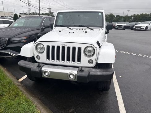 Used 2017 Jeep Wrangler Unlimited Sahara w/ Connectivity Group AWD/4WD image 3