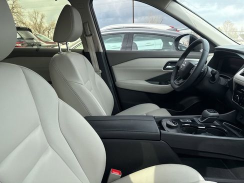 Used 2025 Nissan Rogue SL w/ SL Premium Package image 2